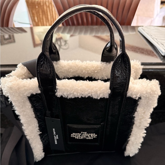 Marc Jacobs The Tote Bag Crinkle Leather with Sherpa - Picture 6 of 9